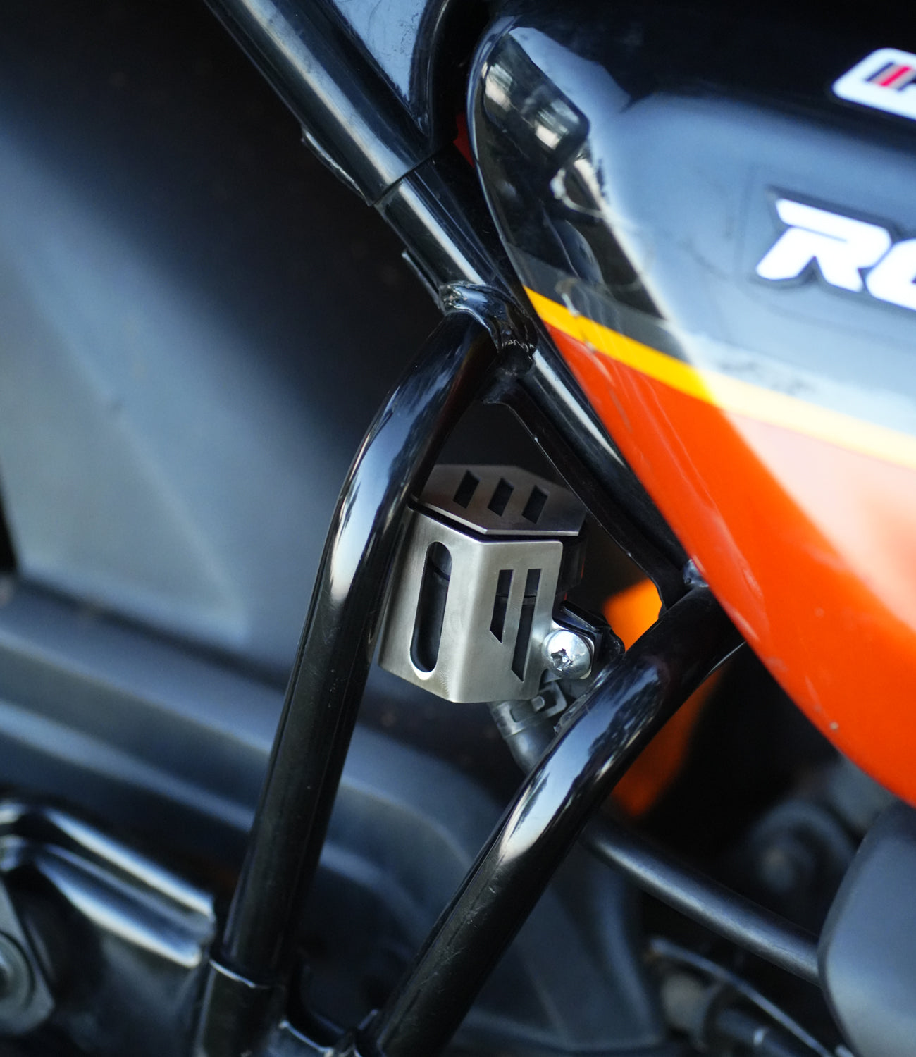 TVS RONIN - RESERVOIR OIL GUARD (SS)